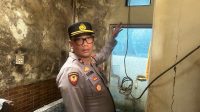 KAPOLSEK Kediri, Kompol I Nyoman Sukadana ketika menunjukkan lokasi bunuh diri seorang IRT di Perum Sandan Sari, Selasa (20/5/2025). Foto: ist KAPOLSEK Kediri, Kompol I Nyoman Sukadana ketika menunjukkan lokasi bunuh diri seorang IRT di Perum Sandan Sari, Selasa (20/5/2025). Foto: ist