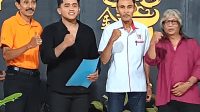 KETUA FOBI Gianyar menerima SK penetapan. Foto: ist KETUA FOBI Gianyar menerima SK penetapan. Foto: ist