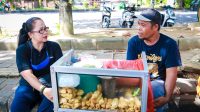 KETUT Ariyani (kiri) berbincang dengan pedagang lumpia yang bisa mangkal di seputar kawasan Renon, Denpasar, Selasa (13/5/2025). Foto: ist KETUT Ariyani (kiri) berbincang dengan pedagang lumpia yang bisa mangkal di seputar kawasan Renon, Denpasar, Selasa (13/5/2025). Foto: ist