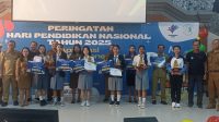 KEPALA BPMP Bali, I Made Alit Dwitama, didampingi Kasubag Umum BPMP Bali, Roni Karsidi, foto bersama peraih juara pemenang Lomba Semarak Anak Indonesia Hebat (LSAIH). Foto: tra KEPALA BPMP Bali, I Made Alit Dwitama, didampingi Kasubag Umum BPMP Bali, Roni Karsidi, foto bersama peraih juara pemenang Lomba Semarak Anak Indonesia Hebat (LSAIH). Foto: tra
