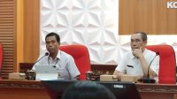 KETUA SPMB Disdikpora Kota Denpasar, Ngakan Made Samudra (kiri), bersama Kabid Pembinaan SMP Anak Agung Putu Gede Astara, saat sosialisasi SPMB di Disdikpora Kota Denpasar. Foto: tra KETUA SPMB Disdikpora Kota Denpasar, Ngakan Made Samudra (kiri), bersama Kabid Pembinaan SMP Anak Agung Putu Gede Astara, saat sosialisasi SPMB di Disdikpora Kota Denpasar. Foto: tra