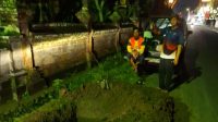 PETUGAS Perumda TAB Tabanan senantiasa siaga dalam melayani dan mengantisipasi gangguan kebocoran pipa dan lain-lain di lapangan. Foto: ist PETUGAS Perumda TAB Tabanan senantiasa siaga dalam melayani dan mengantisipasi gangguan kebocoran pipa dan lain-lain di lapangan. Foto: ist