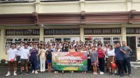 KEPALA SMPN 2 Denpasar, Gusti Agung Ayu Made Seniwati, foto bersama siswa kelas 9 SMPN 2 Denpasar bersama pengurus OSIS mengunjungi Panti Asuhan Tat Twam Asi Denpasar pada Jumat (9/5/2025). Foto: tra KEPALA SMPN 2 Denpasar, Gusti Agung Ayu Made Seniwati, foto bersama siswa kelas 9 SMPN 2 Denpasar bersama pengurus OSIS mengunjungi Panti Asuhan Tat Twam Asi Denpasar pada Jumat (9/5/2025). Foto: tra