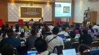 TIM SPMB Disdikpora Kota Denpasar, I Made Mudiartana (kiri); didampingi Made Astawa saat sosialisasi SPMB yang menghadirkan operator SD Kecamatan Denpasar Selatan dan Denpasar Barat di kantor Disdikpora Kota Denpasar, Kamis (15/5/2025). Foto: tra TIM SPMB Disdikpora Kota Denpasar, I Made Mudiartana (kiri); didampingi Made Astawa saat sosialisasi SPMB yang menghadirkan operator SD Kecamatan Denpasar Selatan dan Denpasar Barat di kantor Disdikpora Kota Denpasar, Kamis (15/5/2025). Foto: tra