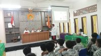 KETUA Forum Pembauran Kebangsaan (FPK) Kota Denpasar, I Made Arka, menyampaikan materi saat kegiatan Sosialisasi Wawasan Kebangsaan dan Pembentukan Karakter Bangsa bagi Siswa/Siswi SMP di Kota Denpasar tahun 2025 di SMP PGRI 5 Denpasar. Foto: ist KETUA Forum Pembauran Kebangsaan (FPK) Kota Denpasar, I Made Arka, menyampaikan materi saat kegiatan Sosialisasi Wawasan Kebangsaan dan Pembentukan Karakter Bangsa bagi Siswa/Siswi SMP di Kota Denpasar tahun 2025 di SMP PGRI 5 Denpasar. Foto: ist