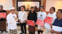 WALI Kota Denpasar, Jaya Negara, saat menyerahkan bantuan pascabencana kepada 13 penerima, Rabu (7/5/2025). Foto: ist WALI Kota Denpasar, Jaya Negara, saat menyerahkan bantuan pascabencana kepada 13 penerima, Rabu (7/5/2025). Foto: ist