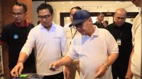 MENTERI Pendidikan Dasar dan Menengah (Mendikdasmen) Abdul Mu’ti, mengapresiasi kreativitas siswa SMPN 12 Denpasar yang memanfaatkan limbah sampah botol plastik menjadi gantungan kunci dan barang bernilai ekonomi lainnya saat gelaran Denpasar Education Festival 2025. Foto: ist MENTERI Pendidikan Dasar dan Menengah (Mendikdasmen) Abdul Mu’ti, mengapresiasi kreativitas siswa SMPN 12 Denpasar yang memanfaatkan limbah sampah botol plastik menjadi gantungan kunci dan barang bernilai ekonomi lainnya saat gelaran Denpasar Education Festival 2025. Foto: ist