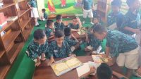 PARA murid SDN 2 Penatih membaca buku pada program literasi di perpustakaan sekolah. Foto: ist PARA murid SDN 2 Penatih membaca buku pada program literasi di perpustakaan sekolah. Foto: ist