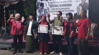 ANGGOTA DPR RI, Rachmat Hidayat (kiri), saat bersama tiga narasumber Diskusi Terbuka Bulan Bung Karno bertema “Meneruskan Cita-Cita Bung Karno dan Relevansinya untuk Kalangan Milenial” di halaman DPD PDIP NTB, Kota Mataram, Sabtu (28/6/2025) malam. Foto: ist ANGGOTA DPR RI, Rachmat Hidayat (kiri), saat bersama tiga narasumber Diskusi Terbuka Bulan Bung Karno bertema “Meneruskan Cita-Cita Bung Karno dan Relevansinya untuk Kalangan Milenial” di halaman DPD PDIP NTB, Kota Mataram, Sabtu (28/6/2025) malam. Foto: ist