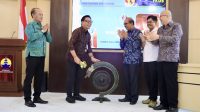 ARYA Wibawa memukul gong tandai pembukaan Sosialisasi Modernisasi Beragama, Rabu (18/6/2025) di Gedung Pusdiklat Buddha Sakyamuni. Foto: ist ARYA Wibawa memukul gong tandai pembukaan Sosialisasi Modernisasi Beragama, Rabu (18/6/2025) di Gedung Pusdiklat Buddha Sakyamuni. Foto: ist