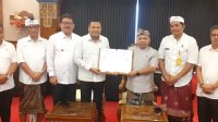 BUPATI Gianyar, I Made Mahayastra; dan Kepala Badan Pertanahan Nasional (BPN) Gianyar, Gusti Putu Darma Astika, menunjukkan Nota Kesepahaman. Foto: ist BUPATI Gianyar, I Made Mahayastra; dan Kepala Badan Pertanahan Nasional (BPN) Gianyar, Gusti Putu Darma Astika, menunjukkan Nota Kesepahaman. Foto: ist