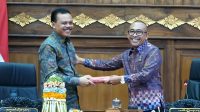 DISEL Astawa (kanan) memberi PU Fraksi DPRD Bali kepada Sekda Dewa Made Indra. Foto: ist DISEL Astawa (kanan) memberi PU Fraksi DPRD Bali kepada Sekda Dewa Made Indra. Foto: ist