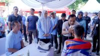 GUBERNUR NTB, Lalu Muhamad Iqbal (kiri) didampingi Wagub Inda Dhamayanti Putri, saat menyaksikan pemberian diskon pembayaran PKB pada warga disablitas usai meluncurkan Gebyar Diskon PKB di Teras Udayana, Kota Mataram. Foto: ist GUBERNUR NTB, Lalu Muhamad Iqbal (kiri) didampingi Wagub Inda Dhamayanti Putri, saat menyaksikan pemberian diskon pembayaran PKB pada warga disablitas usai meluncurkan Gebyar Diskon PKB di Teras Udayana, Kota Mataram. Foto: ist