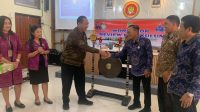 KADISDIKPORA Kota Denpasar, Anak Agung Gede Wiratama; didampingi Ayu Sri Wahyuni, dan Nengah Madiadnyana, saat membuka workshop review kurikulum di SMP PGRI 2 Denpasar, Selasa (3/6/2025). Foto: tra KADISDIKPORA Kota Denpasar, Anak Agung Gede Wiratama; didampingi Ayu Sri Wahyuni, dan Nengah Madiadnyana, saat membuka workshop review kurikulum di SMP PGRI 2 Denpasar, Selasa (3/6/2025). Foto: tra
