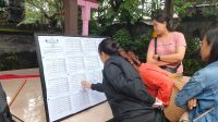 ORANG tua calon murid melihat hasil seleksi Sistem Penerimaan Murid Baru (SPMB) tahun ajaran 2025/2026 tingkat SD Negeri di Denpasar tahap 1 yang diumumkan pada Jumat (27/6/2025). Foto: ist ORANG tua calon murid melihat hasil seleksi Sistem Penerimaan Murid Baru (SPMB) tahun ajaran 2025/2026 tingkat SD Negeri di Denpasar tahap 1 yang diumumkan pada Jumat (27/6/2025). Foto: ist