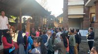 RATUSAN ortu murid geruduk kantor Disdikpora Kota Denpasar pada Senin (30/6/2025) mempertanyakan mekanisme seleksi SPMB SD Negeri. Foto: tra RATUSAN ortu murid geruduk kantor Disdikpora Kota Denpasar pada Senin (30/6/2025) mempertanyakan mekanisme seleksi SPMB SD Negeri. Foto: tra