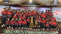 KADISDIKPORA Kota Denpasar, Anak Agung Gede Wiratama, foto bersama kontingen Kota Denpasar beserta piala juara umum dan piala tetap Porjar Bali 2025, saat penutupan Porjar Bali 2025 pada Kamis (5/6/2025). Foto: tra KADISDIKPORA Kota Denpasar, Anak Agung Gede Wiratama, foto bersama kontingen Kota Denpasar beserta piala juara umum dan piala tetap Porjar Bali 2025, saat penutupan Porjar Bali 2025 pada Kamis (5/6/2025). Foto: tra
