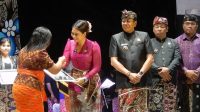 KARANGASEM Festival 2025 yang diadakan dalam rangka HUT ke385 Kota Amlapura resmi ditutup Wakil Menteri Pariwisata (Wamenpar), Ni Luh Enik Ermawati (Ni Luh Puspa), Minggu (22/6/2025) malam di Taman Budaya Candra Bhuana, Amlapura. Foto: ist KARANGASEM Festival 2025 yang diadakan dalam rangka HUT ke385 Kota Amlapura resmi ditutup Wakil Menteri Pariwisata (Wamenpar), Ni Luh Enik Ermawati (Ni Luh Puspa), Minggu (22/6/2025) malam di Taman Budaya Candra Bhuana, Amlapura. Foto: ist