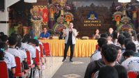 KETUT Ariyani saat sesi diskusi dengan peserta sosialisasi Penanaman Spirit Pengawasan yang diadakan Bawaslu Bali di SMK PGRI 3 Denpasar, Sabtu (14/6/2025). Foto: hen KETUT Ariyani saat sesi diskusi dengan peserta sosialisasi Penanaman Spirit Pengawasan yang diadakan Bawaslu Bali di SMK PGRI 3 Denpasar, Sabtu (14/6/2025). Foto: hen