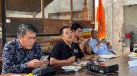 KOMISIONER Gede Sutrawan (pegang mik) memaparkan perjalanan sejarah Pemilu dan Pilkada yang terus berkembang, dalam diskusi hukum bertema “Evaluasi Pilkada Tahun 2024 Dalam Perspektif Hukum” di Pusat Pendidikan Lingkungan Hidup (PPLH) Provinsi Bali, Minggu (1/6/2025). Foto: ist KOMISIONER Gede Sutrawan (pegang mik) memaparkan perjalanan sejarah Pemilu dan Pilkada yang terus berkembang, dalam diskusi hukum bertema “Evaluasi Pilkada Tahun 2024 Dalam Perspektif Hukum” di Pusat Pendidikan Lingkungan Hidup (PPLH) Provinsi Bali, Minggu (1/6/2025). Foto: ist