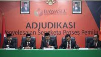 LIMA komisioner Bawaslu NTB saat melakukan sidang ajudikasi penyelesaian sengketa proses pemilu lalu di kantor Bawaslu NTB. Foto: ist LIMA komisioner Bawaslu NTB saat melakukan sidang ajudikasi penyelesaian sengketa proses pemilu lalu di kantor Bawaslu NTB. Foto: ist