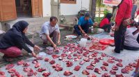 KETUA DPC PDIP Kota Mataram, Made Slamet (dua kiri), saat membagikan daging kurban di DPD PDIP NTB. Foto: ist KETUA DPC PDIP Kota Mataram, Made Slamet (dua kiri), saat membagikan daging kurban di DPD PDIP NTB. Foto: ist