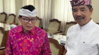 MADE Suparta (kiri) dan Nyoman Budiutama menjelaskan hasil rapat terkait pelanggaran di Pantai Bingin, Selasa (10/6/2025). Foto: hen MADE Suparta (kiri) dan Nyoman Budiutama menjelaskan hasil rapat terkait pelanggaran di Pantai Bingin, Selasa (10/6/2025). Foto: hen