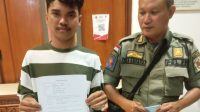 PELAKU pembuang sampah sembarangan diamankan ke kantor Satpol PP Gianyar dan diminta membuat surat pernyataan. Foto: ist PELAKU pembuang sampah sembarangan diamankan ke kantor Satpol PP Gianyar dan diminta membuat surat pernyataan. Foto: ist