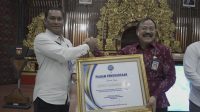 SEKDA Karangasem, I Ketut Sedana Merta, mewakili Bupati, menerima penghargaan dari Badan Narkotika Nasional (BNN) Provinsi Bali yang diserahkan secara simbolis oleh Kepala Badan Narkotika Nasional Kabupaten (BNNK) Karangasem, Alvin Andrew Dias. Foto: ist SEKDA Karangasem, I Ketut Sedana Merta, mewakili Bupati, menerima penghargaan dari Badan Narkotika Nasional (BNN) Provinsi Bali yang diserahkan secara simbolis oleh Kepala Badan Narkotika Nasional Kabupaten (BNNK) Karangasem, Alvin Andrew Dias. Foto: ist