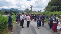POLRES Bangli menurunkan puluhan personel untuk mengamankan penguburan I Komang Alam, korban tewas dalam perkelahian di arena tajen (sabungan ayam) satu lokasi di Desa Songan, Kecamatan Kintamani, Senin (26/6/2025). Foto: ist POLRES Bangli menurunkan puluhan personel untuk mengamankan penguburan I Komang Alam, korban tewas dalam perkelahian di arena tajen (sabungan ayam) satu lokasi di Desa Songan, Kecamatan Kintamani, Senin (26/6/2025). Foto: ist