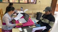PETUGAS operator SPMB sekolah melakukan penginputan data pendaftaran SPMB SD Negeri Denpasar. Foto: ist PETUGAS operator SPMB sekolah melakukan penginputan data pendaftaran SPMB SD Negeri Denpasar. Foto: ist