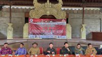 SEKRETARIS DPRD Bali, Ketut Nayaka (pegang mic), saat membuka Ngopi Pagi DPRD Bali bersama jurnalis di wantilan DPRD Bali, Jumat (13/6/2025). Foto: hen SEKRETARIS DPRD Bali, Ketut Nayaka (pegang mic), saat membuka Ngopi Pagi DPRD Bali bersama jurnalis di wantilan DPRD Bali, Jumat (13/6/2025). Foto: hen