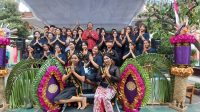 KEPALA SMPN 7 Denpasar, I Wayan Sugianta, foto bersama siswa yang tergabung dalam komunitas seni “Schooven Art Community” usai pelantikan pengurus anyar, Jumat (13/6/2025). Foto: ist KEPALA SMPN 7 Denpasar, I Wayan Sugianta, foto bersama siswa yang tergabung dalam komunitas seni “Schooven Art Community” usai pelantikan pengurus anyar, Jumat (13/6/2025). Foto: ist