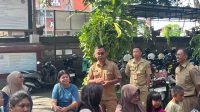 KABID Pembinaan SD Disdikpora Kota Denpasar, I Nyoman Suriawan, saat memantau SPMB SD Negeri hari pertama, Senin (16/6/2025). Foto: tra KABID Pembinaan SD Disdikpora Kota Denpasar, I Nyoman Suriawan, saat memantau SPMB SD Negeri hari pertama, Senin (16/6/2025). Foto: tra