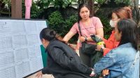ORANG tua calon murid melihat hasil seleksi Sistem Penerimaan Murid Baru (SPMB) tahun ajaran 2025/2026 tingkat SD Negeri di Denpasar tahap KK Kota Denpasar yang diumumkan pada Jumat (27/6/2025). Foto: ist ORANG tua calon murid melihat hasil seleksi Sistem Penerimaan Murid Baru (SPMB) tahun ajaran 2025/2026 tingkat SD Negeri di Denpasar tahap KK Kota Denpasar yang diumumkan pada Jumat (27/6/2025). Foto: ist