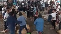 TANGKAPAN layar insiden perkelahian brutal dua warga dengan menggunakan senjata tajam yang terjadi di arena sabung ayam (tajen) di wilayah Banjar Tabu, Desa Songan. Akibatnya, satu korban tewas dan dua korban mengalami luka, termasuk pelaku. Sejumlah rekaman video perkelahian berdarah ini viral di media sosial. Foto: ist TANGKAPAN layar insiden perkelahian brutal dua warga dengan menggunakan senjata tajam yang terjadi di arena sabung ayam (tajen) di wilayah Banjar Tabu, Desa Songan. Akibatnya, satu korban tewas dan dua korban mengalami luka, termasuk pelaku. Sejumlah rekaman video perkelahian berdarah ini viral di media sosial. Foto: ist