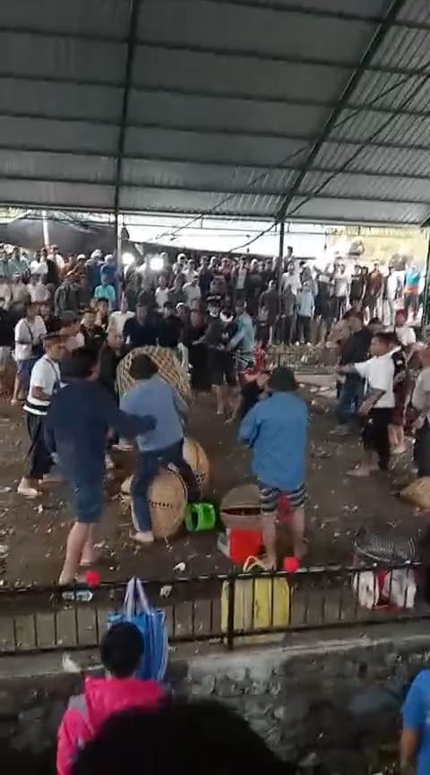 TANGKAPAN layar insiden perkelahian brutal dua warga dengan menggunakan senjata tajam yang terjadi di arena sabung ayam (tajen) di wilayah Banjar Tabu, Desa Songan. Akibatnya, satu korban tewas dan dua korban mengalami luka, termasuk pelaku. Sejumlah rekaman video perkelahian berdarah ini viral di media sosial. Foto: ist