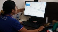 OPERATOR sekolah melakukan verifikasi berkas pendaftaran calon murid pada Selasa (15/7/2025). Foto: tra OPERATOR sekolah melakukan verifikasi berkas pendaftaran calon murid pada Selasa (15/7/2025). Foto: tra