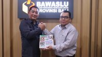 AGUS Tirta Suguna (kiri) menerima buku tulisan Prof. Mahi M. Hikmat selaku Ketua Tim Peneliti Lembaga Penelitian dan Pengabdian kepada Masyarakat (LP2M) Universitas Islam Negeri (UIN) Sunan Gunung Djati Bandung, Senin (7/7/2025). Foto: Ist AGUS Tirta Suguna (kiri) menerima buku tulisan Prof. Mahi M. Hikmat selaku Ketua Tim Peneliti Lembaga Penelitian dan Pengabdian kepada Masyarakat (LP2M) Universitas Islam Negeri (UIN) Sunan Gunung Djati Bandung, Senin (7/7/2025). Foto: Ist
