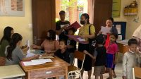DAFTAR ulang bagi calon murid yang sudah lolos seleksi SPMB di SDN 2 Penatih, Selasa (1/7/2025). Foto: tra DAFTAR ulang bagi calon murid yang sudah lolos seleksi SPMB di SDN 2 Penatih, Selasa (1/7/2025). Foto: tra