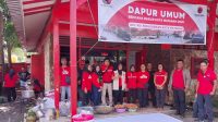SEKRETARIS DPC PDIP Kota Mataram, Nyayu Ernawati, bersama jajaran DPC, fraksi dan kader PDIP Mataram saat berada di dapur umum yang dipusatkan di DPC PDIP Mataram. Foto: ist SEKRETARIS DPC PDIP Kota Mataram, Nyayu Ernawati, bersama jajaran DPC, fraksi dan kader PDIP Mataram saat berada di dapur umum yang dipusatkan di DPC PDIP Mataram. Foto: ist