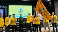 DEMER mengibarkan bendera Partai Golkar sebagai simbol mengemban amanah sebagai Ketua DPD Partai Golkar Bali. Foto: hen DEMER mengibarkan bendera Partai Golkar sebagai simbol mengemban amanah sebagai Ketua DPD Partai Golkar Bali. Foto: hen