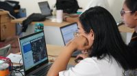 TIM verifikator sekolah saat melakukan verifikasi berkas pendaftaran calon murid jalur domisili pada SPMB SMPN di Denpasar, Senin (14/7/2025). Foto: tra TIM verifikator sekolah saat melakukan verifikasi berkas pendaftaran calon murid jalur domisili pada SPMB SMPN di Denpasar, Senin (14/7/2025). Foto: tra