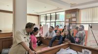 KADISDIKPORA Kota Denpasar, Anak Agung Gede Wiratama, saat menemui sejumlah orangtua murid yang mengadu ke Disdikpora Kota Denpasar karena anaknya tidak diterima di SMP negeri, Kamis (17/7/2025). Foto: ist KADISDIKPORA Kota Denpasar, Anak Agung Gede Wiratama, saat menemui sejumlah orangtua murid yang mengadu ke Disdikpora Kota Denpasar karena anaknya tidak diterima di SMP negeri, Kamis (17/7/2025). Foto: ist