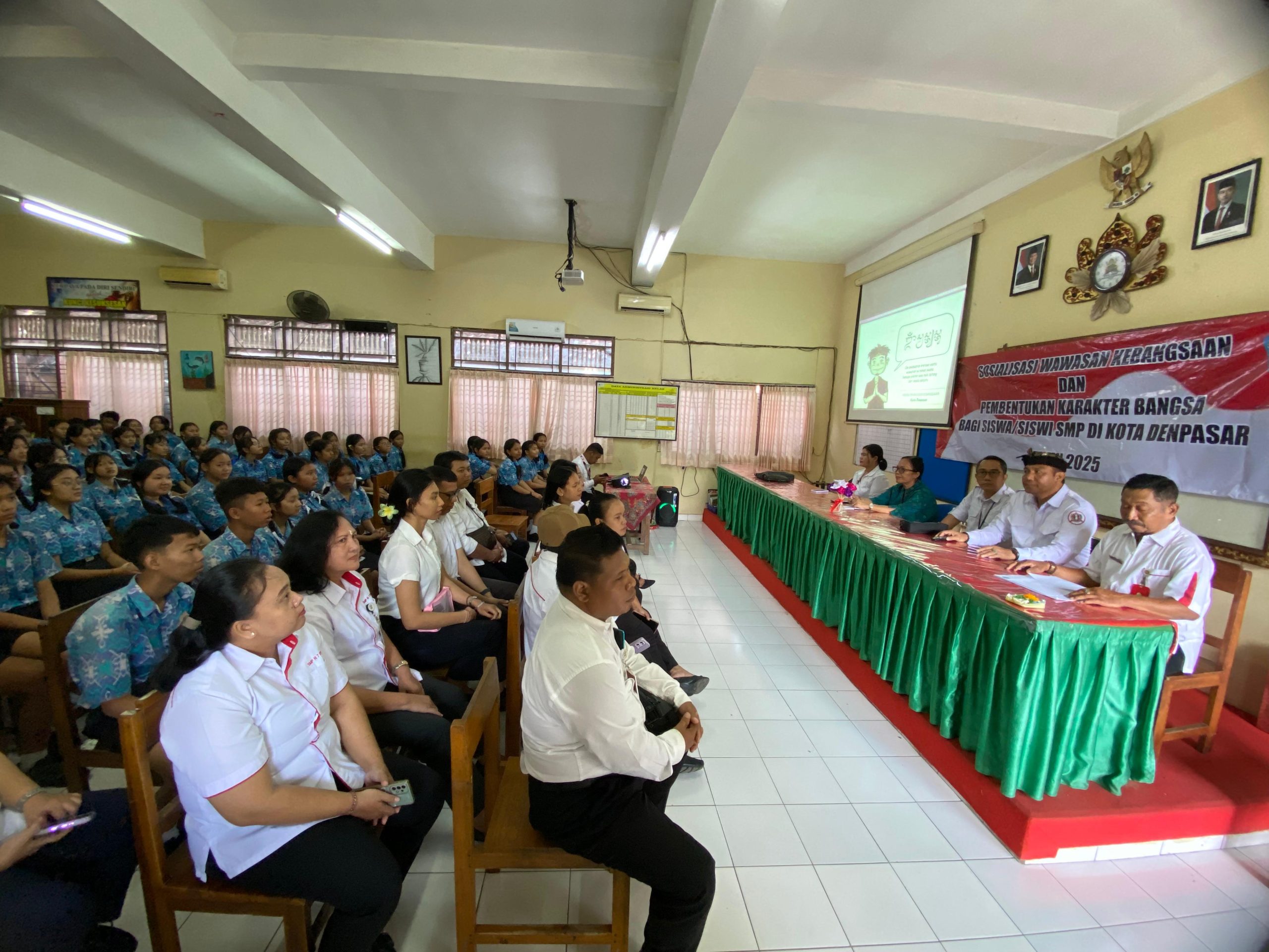 MURID baru SMPN 7 Denpasar menyimak materiSosialisasi Wawasan Kebangsaan dan Pembentukan Karakter Bangsa pada kegiatan Masa Pengenalan Lingkungan Sekolah (MPLS) pada Rabu (23/7/2025). Foto: ist