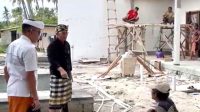 BUPATI Made Satria menghentikan para tukang yang bekerja di proyek bangunan berdekatan dengan kawasan suci Pura Penataran Ped, Kecamatan Nusa Penida. Foto: ist BUPATI Made Satria menghentikan para tukang yang bekerja di proyek bangunan berdekatan dengan kawasan suci Pura Penataran Ped, Kecamatan Nusa Penida. Foto: ist