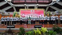 BUNDA PGRI Provinsi Bali, Putri Suastini Koster, foto bersama usai membuka Jambore Guru Penulis PGRI Tingkat Nasional yang diselenggarakan di Gedung Nari Graha, Denpasar, Senin (7/7/2025). Foto: ist BUNDA PGRI Provinsi Bali, Putri Suastini Koster, foto bersama usai membuka Jambore Guru Penulis PGRI Tingkat Nasional yang diselenggarakan di Gedung Nari Graha, Denpasar, Senin (7/7/2025). Foto: ist