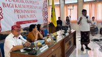 KETUA KPU Bali, I Dewa Agung Gede Lidartawan (berdiri), memaparkan materi saat Seminar Pendidikan Politik bagi Kaum Perempuan Provinsi Bali 2025 di Kesbangpol Bali, Kamis (17/7/2025). Foto: hen KETUA KPU Bali, I Dewa Agung Gede Lidartawan (berdiri), memaparkan materi saat Seminar Pendidikan Politik bagi Kaum Perempuan Provinsi Bali 2025 di Kesbangpol Bali, Kamis (17/7/2025). Foto: hen