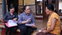 KETUT Ariyani (tengah) saat konfirmasi pemilih meninggal dunia yang masih masuk dalam data pemilih di kawasan Kusamba, Klungkung, Senin (21/7/2025). Foto: ist KETUT Ariyani (tengah) saat konfirmasi pemilih meninggal dunia yang masih masuk dalam data pemilih di kawasan Kusamba, Klungkung, Senin (21/7/2025). Foto: ist