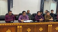 KOMISI I DPRD Bali saat memaparkan proses pembongkaran bangunan liar di Pantai Bingin yang dijalankan Pemprov Bali dan Pemkab Badung atas rekomendasi DPRD Bali, Senin (21/7/2025). Foto: ist KOMISI I DPRD Bali saat memaparkan proses pembongkaran bangunan liar di Pantai Bingin yang dijalankan Pemprov Bali dan Pemkab Badung atas rekomendasi DPRD Bali, Senin (21/7/2025). Foto: ist